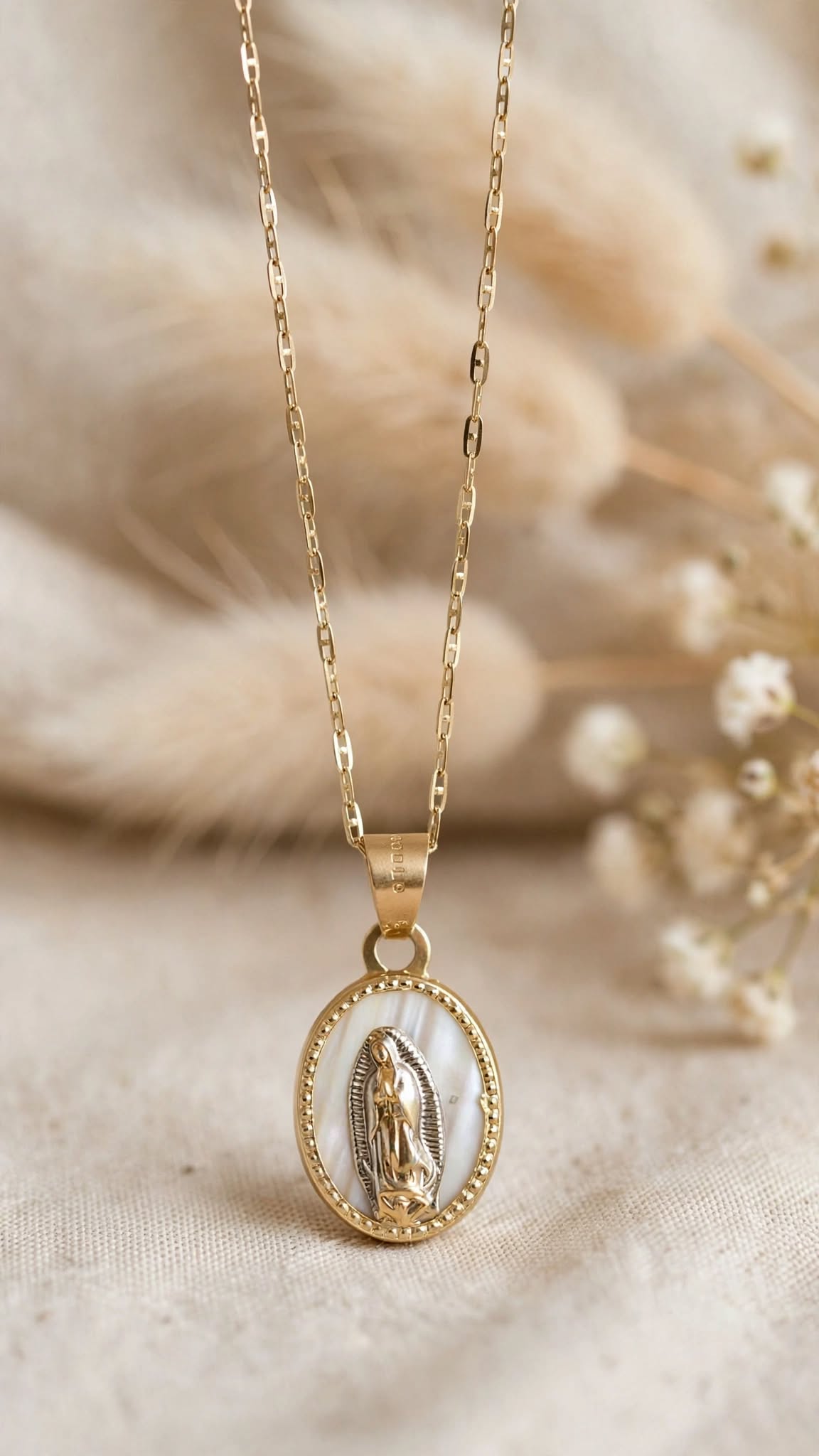 Collar Guadalupe Madre perla 10k